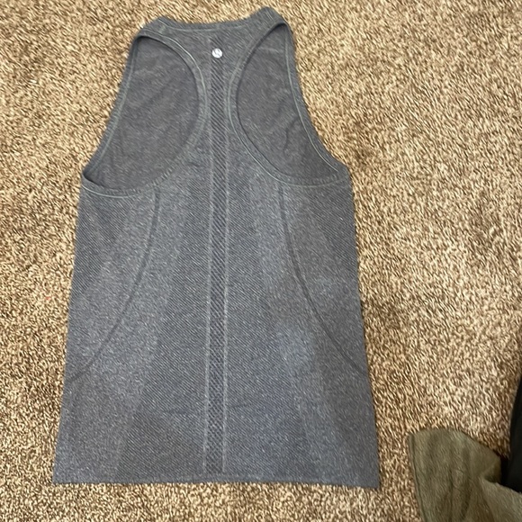 Lululemon tank top grey gray Sz 6 workout fitted - Picture 2 of 3